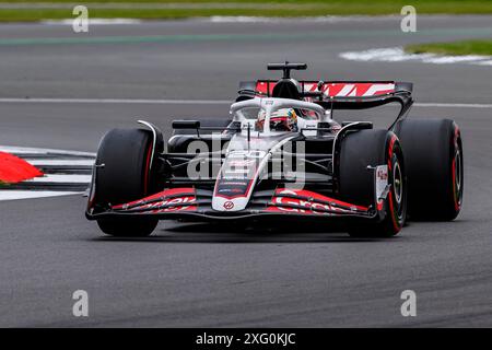 NORTHAMPTONSHIRE, ROYAUME-UNI. 05 juillet 24. Kevin Magnussen (Danemark) de l’équipe de F1 MoneyGram Haas dans la pratique 2 d’aujourd’hui lors du Grand Prix de Grande-Bretagne 2024 de Qatar Airways sur le circuit de Silverstone le vendredi 05 juillet 2024 dans LE NORTHAMPTONSHIRE, EN ANGLETERRE. Crédit : Taka G Wu/Alamy Live News Banque D'Images