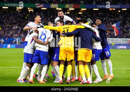 Le Français Olivier Giroud (au milieu du top) célèbre avec ses coéquipiers sa victoire dans le tir de pénalité après un temps supplémentaire dans l'UEFA Euro 2024, quart de finale au Volksparkstadion, Hambourg, Allemagne. Date de la photo : vendredi 5 juillet 2024. Banque D'Images