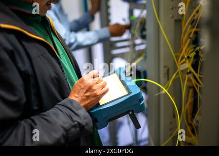 Test des câbles à fibres optiques de signal pour vérifier leur disponibilité à l'emploi Banque D'Images