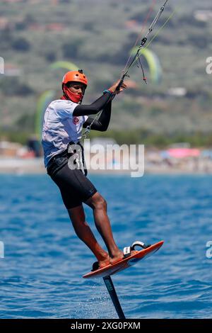 Gizzeria, Italie. 05 juillet 2024. 05 juillet 2024, Gizzeria (Calabre - ITA) : Enzo Louber (44 France) en action lors des Championnats du monde IKA Formula Kite Youth 2024 - Gizzeria (Calabre - Italie). Francesco Farina/SPP (FRANCESCO FARINA/SPP) crédit : SPP Sport Press photo. /Alamy Live News Banque D'Images