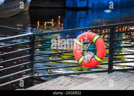 Anneau en caoutchouc de sauvetage installé dans la zone de l'eau Banque D'Images