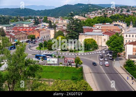 Kutaisi, Géorgie - 15 juin 2024 : vue panoramique aérienne de la ville de Kutaisi, région d'Imereti en Géorgie. Banque D'Images