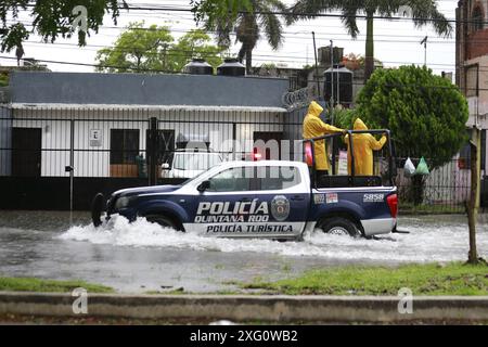 Cancun, Mexique. 5 juillet 2024. Un véhicule de police traverse une rue inondée après la chute de l'ouragan Beryl, à Cancun, dans l'état de Quintana Roo, au Mexique, le 5 juillet, 2024. dans les Caraïbes, plus d'un million de personnes ont été touchées par l'ouragan Beryl, ont déclaré vendredi les humanitaires des Nations Unies. Ouragan de catégorie 4 qui a fait au moins 11 morts à ce jour, Beryl a laissé lundi une traînée de destruction à Grenade et Saint-Vincent-et-les Grenadines, puis a touché la Jamaïque mercredi. L'ouragan affecte actuellement le Belize et le Mexique. Crédit : Alberto Valdez/Xinhua/Alamy Live News Banque D'Images