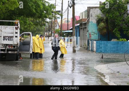 Cancun, Mexique. 5 juillet 2024. Les gens inspectent une rue inondée après la chute de l'ouragan Beryl, à Cancun, dans l'état de Quintana Roo, au Mexique, le 5 juillet, 2024. dans les Caraïbes, plus d'un million de personnes ont été touchées par l'ouragan Beryl, ont déclaré vendredi les humanitaires des Nations Unies. Ouragan de catégorie 4 qui a fait au moins 11 morts à ce jour, Beryl a laissé lundi une traînée de destruction à Grenade et Saint-Vincent-et-les Grenadines, puis a touché la Jamaïque mercredi. L'ouragan affecte actuellement le Belize et le Mexique. Crédit : Alberto Valdez/Xinhua/Alamy Live News Banque D'Images