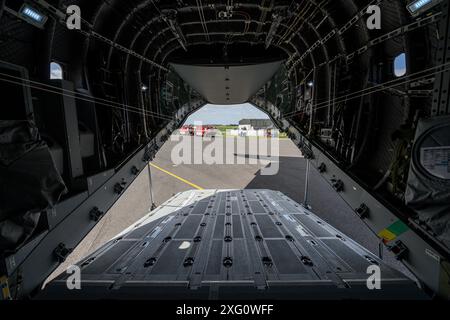 La porte cargo ouverte d'un avion A400M Atlas de la Force aérienne belge révèle les véhicules d'urgence du 424th Air base Squadron Fire Department lors du SHAPE International Air Fest, sur la base aérienne de Chièvres, Belgique, le 28 juin 2024. (Photo de l'armée américaine par Pierre-Etienne Courtejoie) Banque D'Images