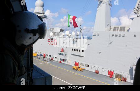 MER DE CHINE MÉRIDIONALE (28 juin 2024) – un hélicoptère MH-60R Seahawk du Helicopter maritime Strike Squadron (HSM) 49, embarqué à bord du navire de combat littoral de variante de l'indépendance USS Mobile (LCS 26), survole le le pont d'envol du porte-avions italien ITS Cavour (CVH 550), navire amiral de la flotte de la marine italienne, lors de la conduite d'opérations bilatérales en mer de Chine méridionale, 28 juin 2024. Mobile, qui fait partie de l'escadron de destroyers 7, est en déploiement rotatif opérant dans la zone d'opérations de la 7e flotte américaine pour améliorer l'interopérabilité avec les alliés et les partenaires et servir de force d'intervention prête à l'emploi Banque D'Images