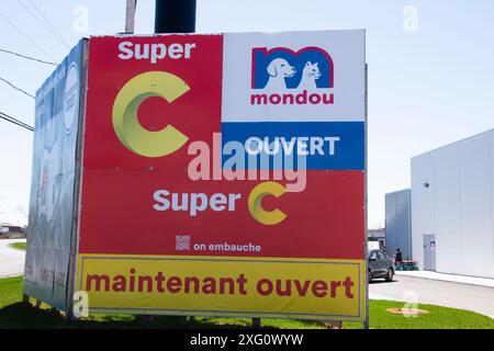 Épicerie Super C et Mondou signent sur ave. Taniata à Lévis, Québec, Canada Banque D'Images