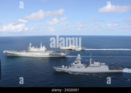 MER DE CHINE MÉRIDIONALE (28 juin 2024) – le navire de combat littoral USS Mobile (LCS 26), variante de l'indépendance, transite par la mer de Chine méridionale avec le groupe italien de frappe de porte-avions ITS Cavour (CVH 550), navire amiral de la flotte de la marine italienne, centre, et la frégate FREMM Carlo Bergamini de classe Alpino (F 594), front, lors de la conduite d'opérations bilatérales en mer de Chine méridionale, le 28 juin 2024. Mobile, qui fait partie du 7e escadron de destroyers, est en déploiement rotatif dans la zone d'opérations de la 7e flotte américaine pour améliorer l'interopérabilité avec les alliés et les partenaires et servir Banque D'Images