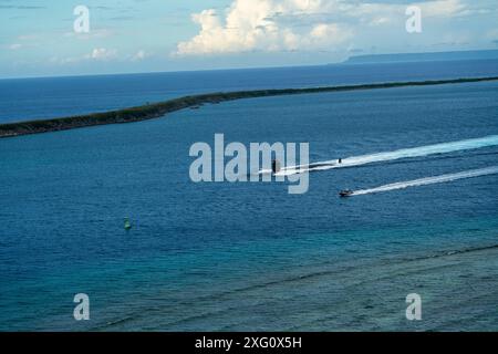 BASE NAVALE GUAM (21 juin 2024) - le sous-marin d'attaque rapide de classe Los Angeles USS Jefferson City (SSN 759) transite dans le port d'Apra, à la base navale de Guam, le 21 juin 2024. Affecté au commandant de l'escadron de sous-marins 15 à Polaris point, base navale de Guam, Jefferson City est l'un des quatre sous-marins d'attaque rapide de classe Los Angeles déployés dans le Pacifique. Réputés pour leur vitesse, leur endurance, leur furtivité et leur mobilité inégalées, les sous-marins de classe Los Angeles servent d'épine dorsale à la force sous-marine de la Marine, assurant la disponibilité et l'agilité dans la sauvegarde des intérêts maritimes dans le monde entier. (U.S. Navy p Banque D'Images