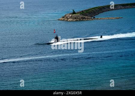 BASE NAVALE GUAM (21 juin 2024) - le sous-marin d'attaque rapide de classe Los Angeles USS Jefferson City (SSN 759) transite dans le port d'Apra, à la base navale de Guam, le 21 juin 2024. Affecté au commandant de l'escadron de sous-marins 15 à Polaris point, base navale de Guam, Jefferson City est l'un des quatre sous-marins d'attaque rapide de classe Los Angeles déployés dans le Pacifique. Réputés pour leur vitesse, leur endurance, leur furtivité et leur mobilité inégalées, les sous-marins de classe Los Angeles servent d'épine dorsale à la force sous-marine de la Marine, assurant la disponibilité et l'agilité dans la sauvegarde des intérêts maritimes dans le monde entier. (U.S. Navy p Banque D'Images