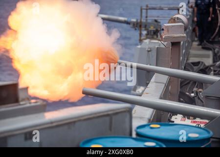 240704-N-OE145-1102 OCÉAN PACIFIQUE (4 juillet 2024) des marins tirent une batterie de salutation de 40 mm lors d’un salut de 21 canons depuis la passerelle du seul porte-avions déployé à l’avant de la marine américaine, l’USS Ronald Reagan (CVN 76), pour célébrer le 4 juillet dans l’océan Pacifique, le 4 juillet. Ronald Reagan, le navire amiral du Carrier Strike Group 5, fournit une force prête au combat qui protège et défend les États-Unis et soutient les alliances, les partenariats et les intérêts maritimes collectifs dans la région Indo-Pacifique. (Photo de l'US Navy par Jordan C. Brown, spécialiste des communications de masse, 2e classe) Banque D'Images