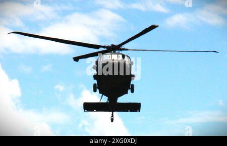 Un équipage du 1er Bataillon du 147th Aviation Regiment de la Garde nationale du Wisconsin exploite un hélicoptère UH-60 Black Hawk le 5 juin 2024 à Fort McCoy, Wisconsin. Les membres de l'unité effectuent régulièrement des opérations de formation à Fort McCoy et l'unité soutient également de nombreux événements de formation à l'installation chaque année. Selon la fiche d’information de l’Armée de terre du Black Hawk, sa mission est de fournir des assauts aériens, un soutien général, une évacuation aéromédicale, un commandement et un contrôle, ainsi qu’un soutien aux opérations spéciales pour les opérations de combat, de stabilité et de soutien. Le UH-60 est également le transpor tactique utilitaire de l'armée Banque D'Images