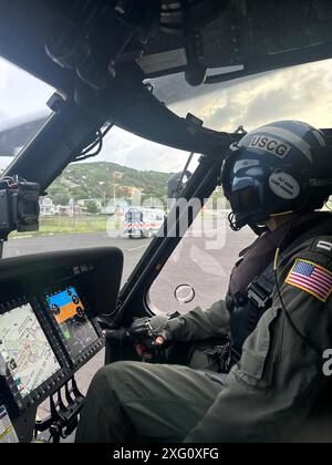 Un équipage d'hélicoptère de la station aérienne de la Garde côtière Borinquen MH-60T Jayhawk a hissé une femme de 35 ans, qui s'est retrouvée bloquée après être tombée des rochers et avoir subi une blessure à la cheville sur la plage de Tórtolos à Culebra, Porto Rico, le 4 juillet 2024. la femme a été transportée à l'aéroport local de Culebra, où le personnel médical d'urgence l'a reçue et transportée dans un établissement médical local. (Photo de la Garde côtière américaine) Banque D'Images