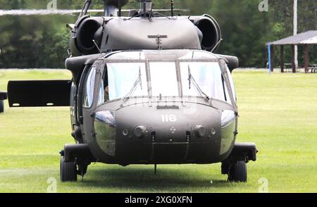 Un équipage du 1er Bataillon du 147th Aviation Regiment de la Garde nationale du Wisconsin exploite un hélicoptère UH-60 Black Hawk le 5 juin 2024 à Fort McCoy, Wisconsin. Les membres de l'unité effectuent régulièrement des opérations de formation à Fort McCoy et l'unité soutient également de nombreux événements de formation à l'installation chaque année. Selon la fiche d’information de l’Armée de terre du Black Hawk, sa mission est de fournir des assauts aériens, un soutien général, une évacuation aéromédicale, un commandement et un contrôle, ainsi qu’un soutien aux opérations spéciales pour les opérations de combat, de stabilité et de soutien. Le UH-60 est également le transpor tactique utilitaire de l'armée Banque D'Images