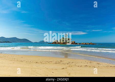 Petit îlot rocheux sur la plage de Bonete à Ilhabela sur la côte de Sao Paulo, plage de Bonete, Ilhabela, Sao Paulo, Brésil Banque D'Images