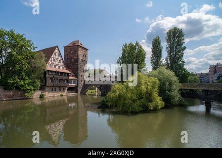 Vue de l'ensemble historique composé du Weinstadel, Henkersteg et Wassrmturm, Nuremberg, moyenne Franconie, Bavière, Allemagne Banque D'Images