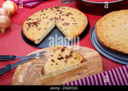 Cuisine souabe, tarte à l'oignon végétarienne et classique avec bacon, cuit au four, salé, gâteau salé, typique souabe, cuisine maison, plateau à gâteau, du four Banque D'Images