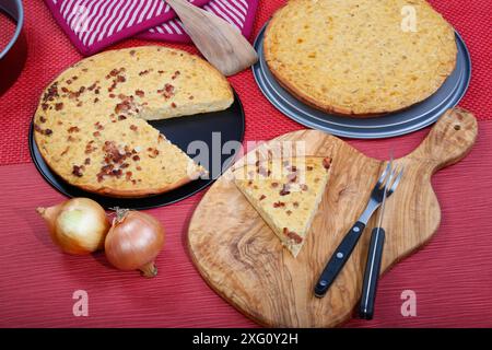 Cuisine souabe, tarte à l'oignon végétarienne et classique avec bacon, cuit au four, salé, gâteau salé, typique souabe, cuisine maison, moule à gâteau, du four Banque D'Images