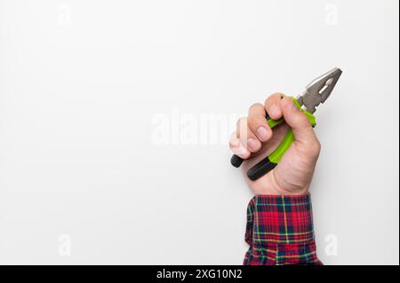 Pince à main mâle du constructeur sur fond blanc de maquette, gros plan Banque D'Images