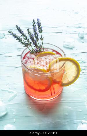 Cocktail d'été ou mocktail, boisson fraîche au citron et à la lavande, limonade rafraîchissante sur fond bleu avec glace Banque D'Images