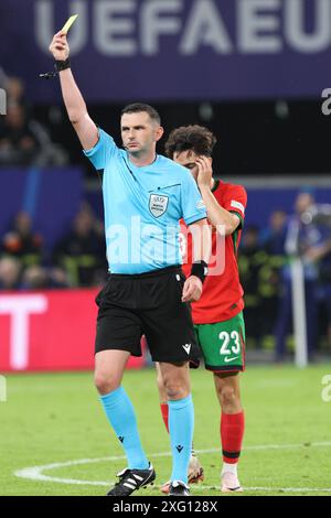 Hambourg, Allemagne. 05 juillet 2024. HAMBOURG, ALLEMAGNE - 5 JUILLET : L'arbitre Michael Oliver, d'Angleterre, montre le carton jaune contre Rafael Leao, du Portugal, lors du match de quart de finale de l'UEFA EURO 2024 opposant le Portugal et la France au Volksparkstadion le 5 juillet 2024 à Hambourg, Allemagne .240705 SEPA 07 021 - 20240705 PD18679 crédit : APA-PictureDesk/Alamy Live News Banque D'Images