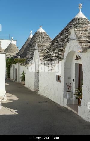 Allée avec des maisons Trullo à Alberobello, Pulia, Italie Banque D'Images