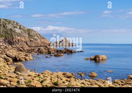 Côte de la mer celtique et falaises à St Loy's Cove, Cornouailles, Angleterre, Royaume-Uni Banque D'Images