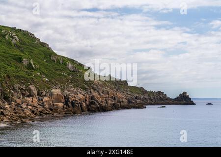 Côte de la mer celtique et falaises à Lamorna Cove Beach, Cornouailles, Angleterre, Royaume-Uni Banque D'Images