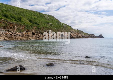 Côte de la mer celtique et falaises à Lamorna Cove Beach, Cornouailles, Angleterre, Royaume-Uni Banque D'Images