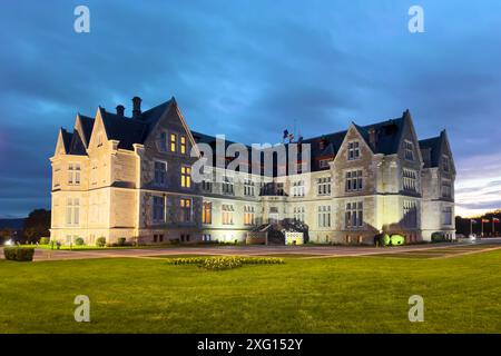 Vue panoramique du Palais Royal de la Magdalena la nuit à Santander, Espagne. Photo de haute qualité Banque D'Images