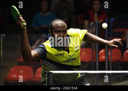 Bangkok, Thaïlande. 05 juillet 2024. Quadri Aruna du Nigeria joue contre Yukiya Uda du Japon (non représenté) lors de la ronde unique de tennis de table masculin de 32 dans le concours World table Tennis Star Bangkok 2024 au stade Huamark Indoor Stadium. Yukiya Uda a gagné sur quadri Aruna 3-0 (13:11, 12:10, 11:8) (photo de Peerapon Boonyakiat/SOPA images/Sipa USA) crédit : Sipa USA/Alamy Live News Banque D'Images