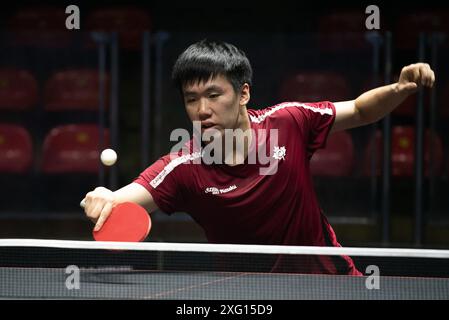 Bangkok, Thaïlande. 05 juillet 2024. Edward Ly, du Canada, joue contre Sathiyan Ghanasekaran, de l'Inde (non illustré) lors de la ronde unique de tennis de table masculin de 32 dans le concours mondial de tennis de table Star Bangkok 2024 au stade Huamark Indoor. Sathiyan Ghanasekaran a gagné contre Edward Ly 3-1 (11:6, 7:11, 11:8, 11:8) (photo de Peerapon Boonyakiat/SOPA images/Sipa USA) crédit : Sipa USA/Alamy Live News Banque D'Images