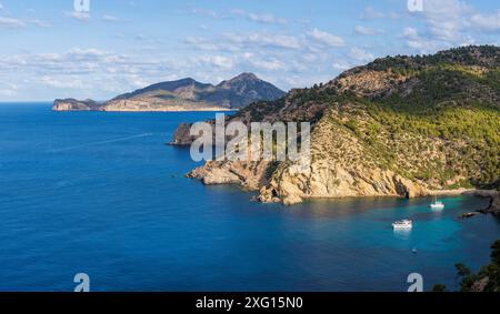 Bateaux de plaisance ancrés, Cala Egos, côte d'Andratx, Majorque, Îles Baléares, Espagne Banque D'Images