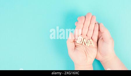 Tenir le mot ADN entre les mains, thérapie et traitement génétiques, biotechnologie en médecine mordernaire, soins de santé Banque D'Images