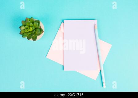 Papier vide avec un stylo et un arrière-plan texturé cactus, brainstorming pour de nouvelles idées, écrire un message, prendre une pause, bureau à la maison Banque D'Images