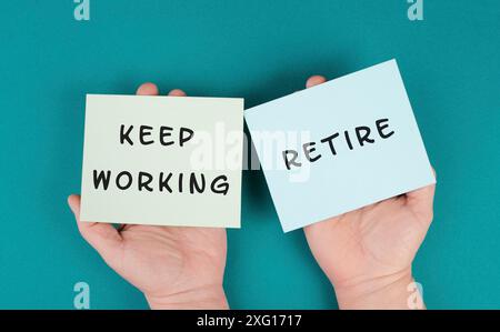 Continuer à travailler ou à prendre sa retraite, prendre une décision, planifier l'avenir, concept de retraite, question financière et sociale Banque D'Images