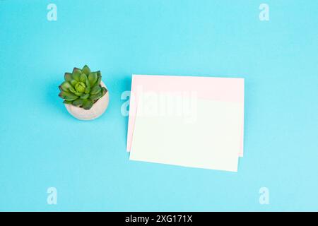 Papier vide avec un stylo et un arrière-plan texturé cactus, brainstorming pour de nouvelles idées, écrire un message, prendre une pause, bureau à la maison Banque D'Images