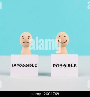 Deux hommes qui ont des signes, un concept possible et impossible, un état d'esprit optimiste et pessimiste, changent l'attitude du progrès Banque D'Images