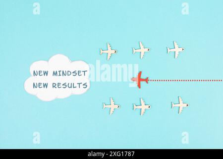 Red Airplane s'envole dans le cloud avec les mots New mentalités nouveaux résultats, changement de style de vie, coaching et concept d'amélioration, pensée positive Banque D'Images