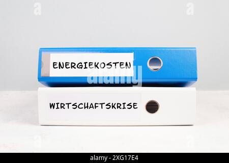 Les prix de l'énergie et la crise économique sont debout en langue allemande sur les dossiers, les prix en hausse, les frais de subsistance élevés, le gaz et les coûts de l'électricité Banque D'Images