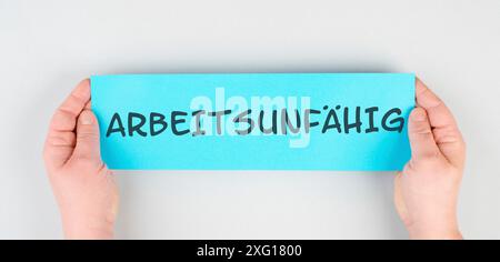 Le mot allemand pour incapacité de travail est inscrit sur le papier, l'assurance maladie et la réclamation de paiement après accident ou dommage de vaccination Banque D'Images