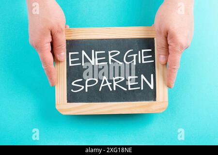 Save Energy est debout en langue allemande sur le tableau, augmentation des coûts d'électricité et de gaz, règlements pour l'hiver, sanctions contre Banque D'Images