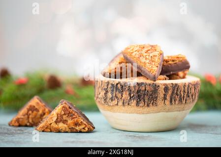 Triangles de coin de noix, bonbons traditionnels allemands appelés Nussecke, recouverts de chocolat, gâteau de noël Banque D'Images