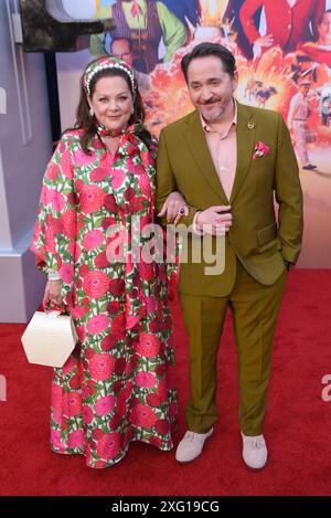 Hollywood, CA États-Unis - 30 avril 2024 : Melissa McCarthy, Ben Falcone assiste à la première de UnFrosted de Netflix. Banque D'Images