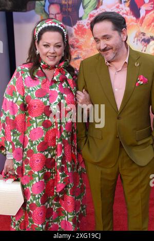 Hollywood, CA États-Unis - 30 avril 2024 : Melissa McCarthy, Ben Falcone assiste à la première de UnFrosted de Netflix. Banque D'Images