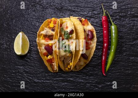 Trois tacos mexicains en ardoise Banque D'Images