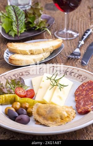 Empanadas et tapas espagnoles sur une assiette Banque D'Images