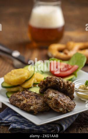 Boulettes de viande bavaroises avec salade Banque D'Images