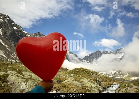 Montgolfière dans les Alpes Banque D'Images