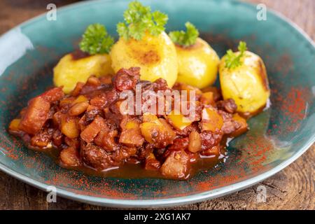 Goulash avec pommes de terre sur bois Banque D'Images